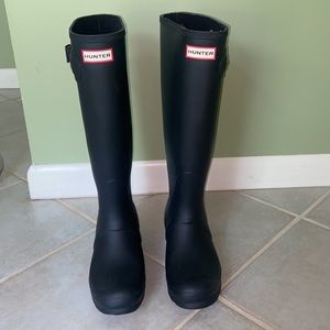 Matte black Hunter rain boots w/ removable socks
